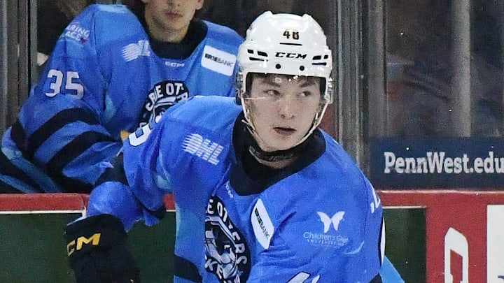Erie Otters defenseman Matthew Schaefer controls the puck.