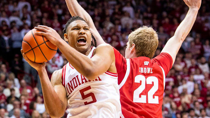 Indiana's Malik Reneau (5) goes up and under past Wisconsin's Steven Crowl (22) during a game in 2023.