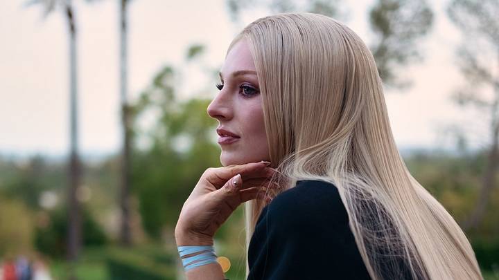 Hunter Schafer in Euphoria season 3 episode 3. 