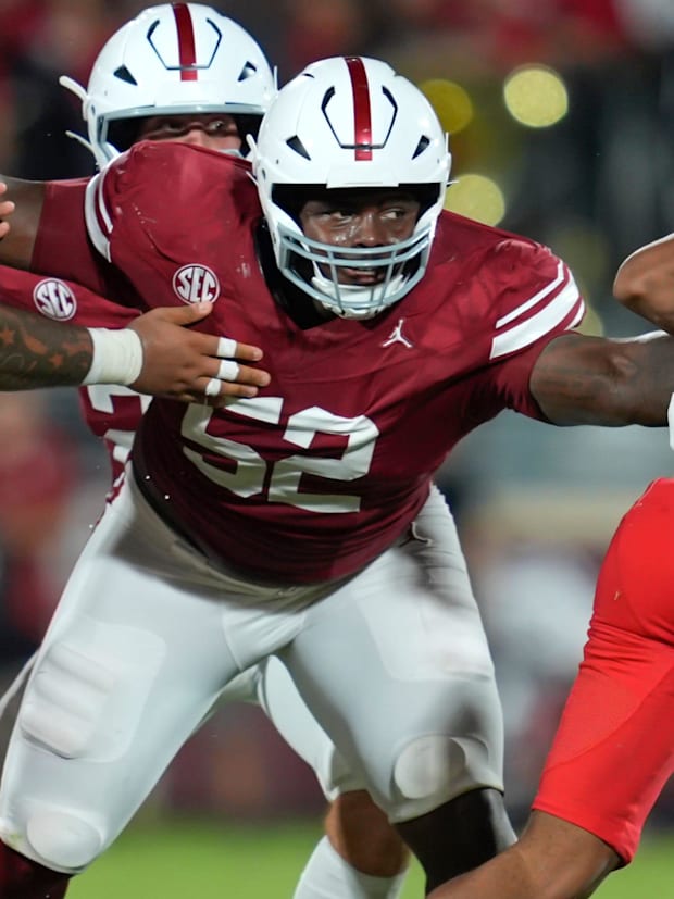 Oklahoma Sooners defensive lineman Damonic Williams (52) reaches for Houston Cougars running back Stacy Sneed (21).