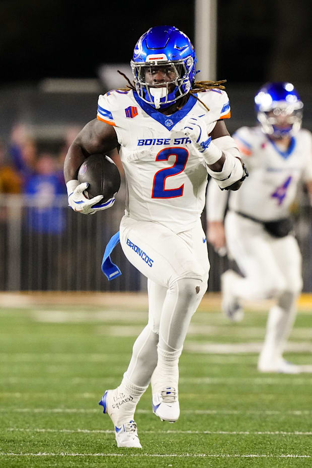Boise State Broncos running back and Heisman Trophy candidate Ashton Jeanty runs for a touchdown against the Wyoming Cowboys.