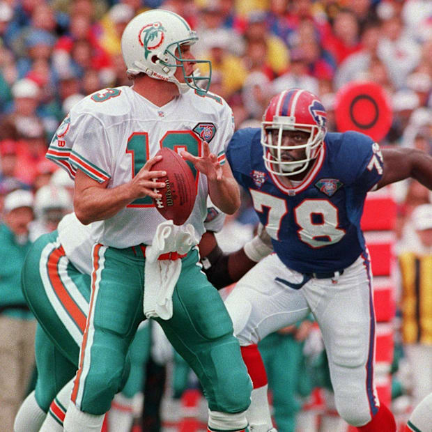 Bills DE Bruce Smith rushes Miami quarterback Dan Marino