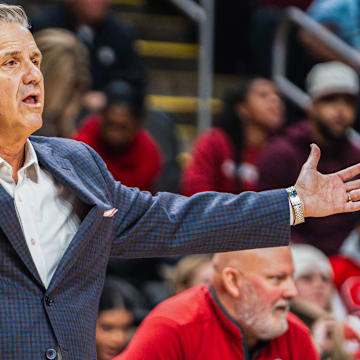 Arkansas Razorbacks coach John Calipari reacts on the sidelines in a 90-77 loss to the Illinois Fighting Illini in Kansas City.