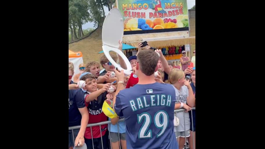 Have a year, Cal Raleigh. | Screenshot via @BenVerlander on X