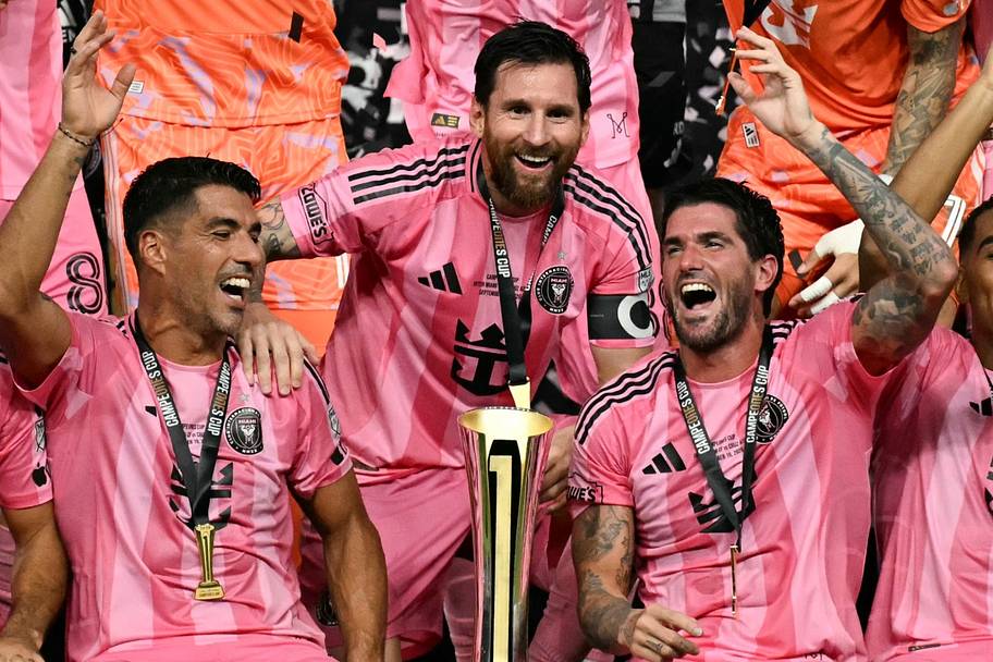 Luis Suárez (left center), Lionel Messi (center), and Rodrigo De Paul (right center) claimed a trophy