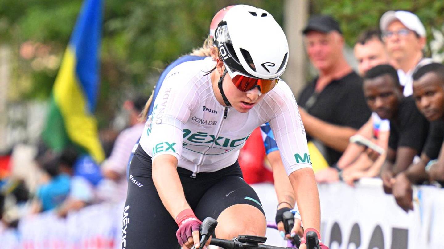 Una ciclista messicana si prepara per una gara al Tour de France, con la squadra e i compagni di squadra