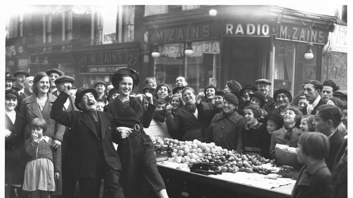 Good ol' Depression-era fun. / Hulton Deutsch via Getty