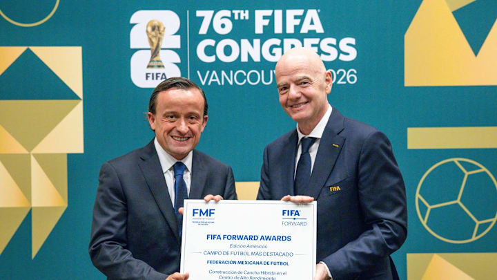 Mikel Arriola recibe el reconocimientos de manos de Gianni Infantino, presidente de la FIFA.