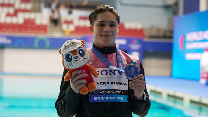 El clavadista Osmar Olvera gana la medalla de plata en la final varonil de trampolín 1metro. 