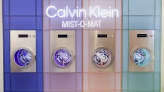 Ir a la lavandería era una estampa icónica de los noventa. Este ambiente fue un reflejo del auge de Calvin Klein Fragrances, sirviendo de inspiración para su campaña, CK Hair & Body Perfume Mists.