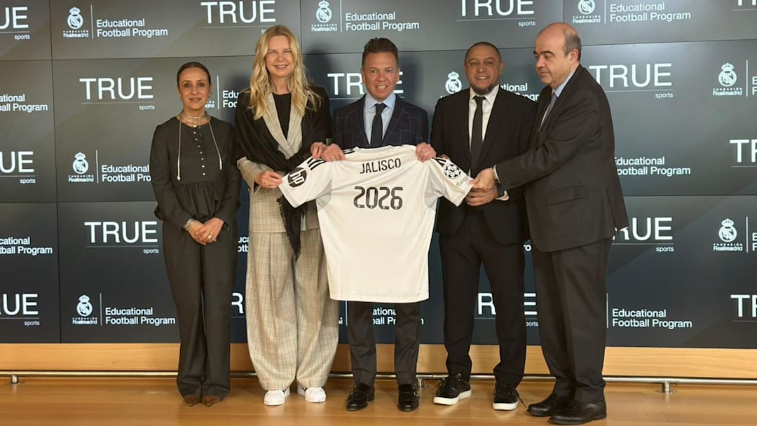 El gobernador de Jalisco, Pablo Lemus, junto a Roberto Carlos, embajador del Real Madrid.
