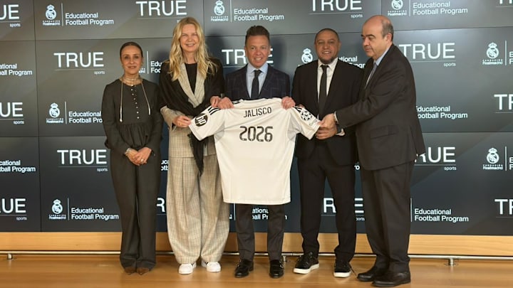 El gobernador de Jalisco, Pablo Lemus, junto a Roberto Carlos, embajador del Real Madrid.
