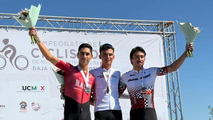 Isaac del Toro (c), campeón del Nacional de Ruta en Ensenada.