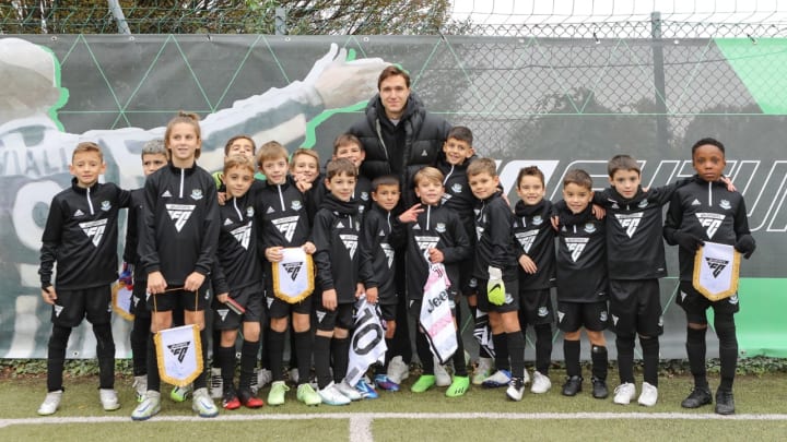 Federico Chiesa con i bambini della squadra FC Futures di Torino