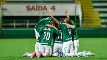 Chapecoense torce por tropeço do líder Coritiba para assumir o topo da tabela