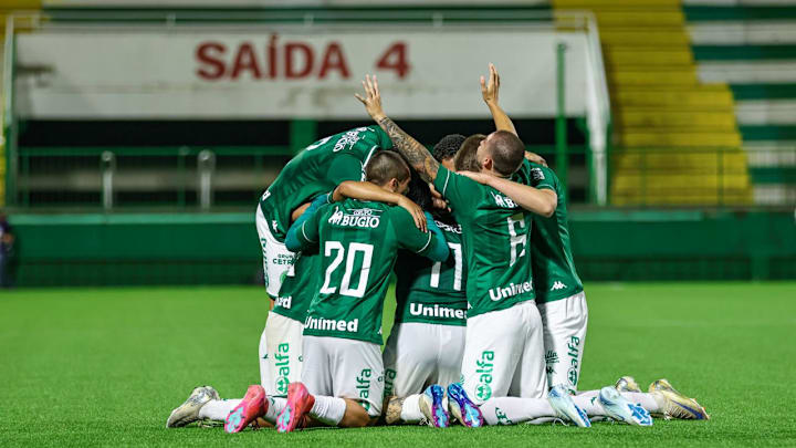 Chapecoense torce por tropeço do líder Coritiba para assumir o topo da tabela Chapecoense torce por tropeço do líder Coritiba para assumir o topo da tabela