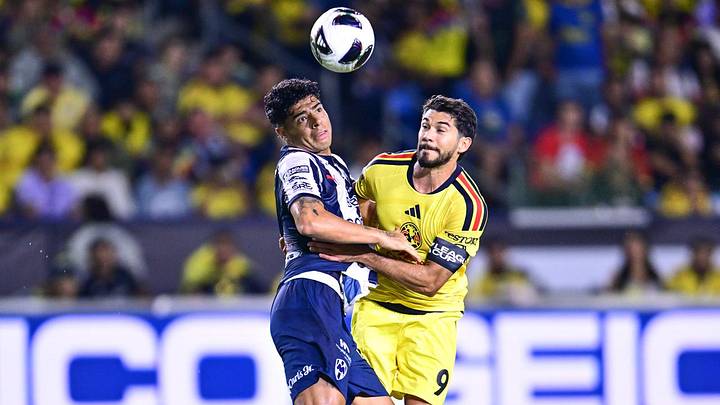 Victor Guzmán y Henry Martín disputan el balón Victor Guzmán y Henry Martín disputan el balón