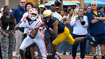 Chris Henry Jr. hauls in a 23-yard pass from Ryan Hopkins for a touchdown in Mater Dei's 26-23 win against St. Thomas Aquinas.
