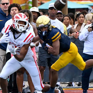 Chris Henry Jr. hauls in a 23-yard pass from Ryan Hopkins for a touchdown in Mater Dei's 26-23 win against St. Thomas Aquinas.