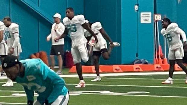 Miami Dolphins TE Darren Waller (83)