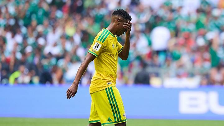 Themba Zwane recibe tres partidos de suspensión tras expulsión contra México