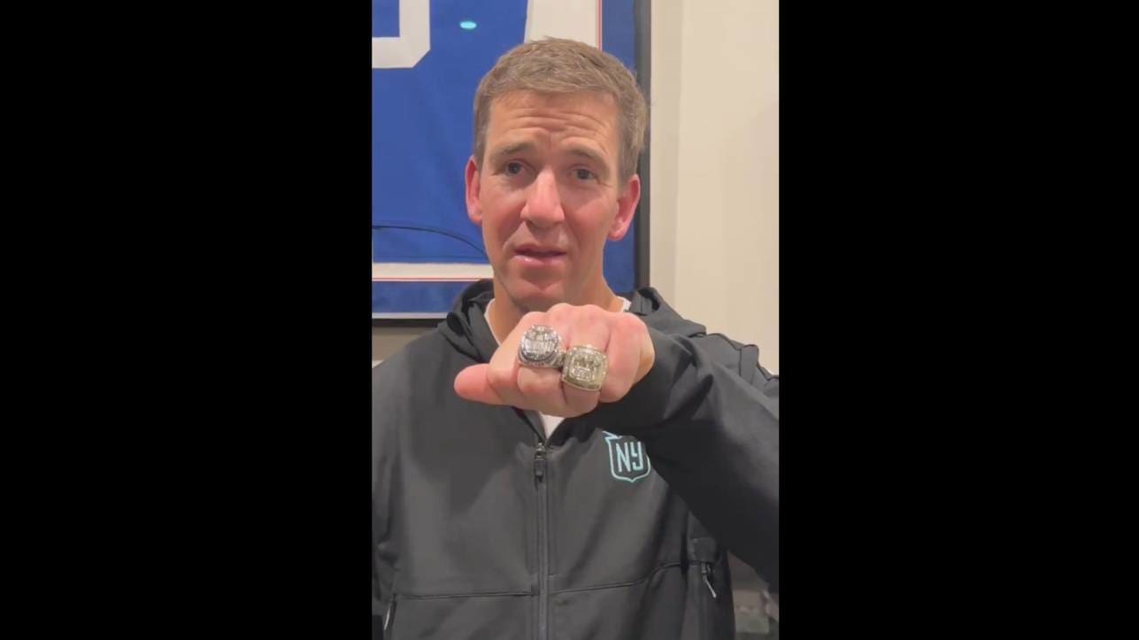 Eli Manning Flexes New Bling in Taunting Message to Patrick Mahomes