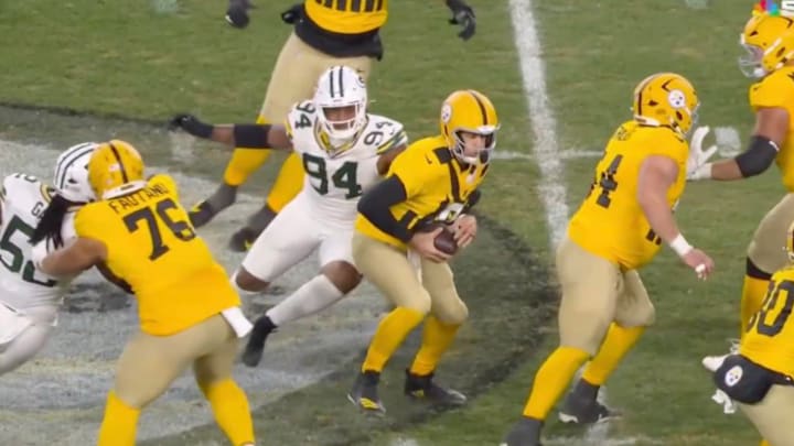 Steelers quarterback Aaron Rodgers used some quick thinking to get himself out of a sack during Sunday night's loss to the Packers. Steelers quarterback Aaron Rodgers used some quick thinking to get himself out of a sack during Sunday night's loss to the Packers.