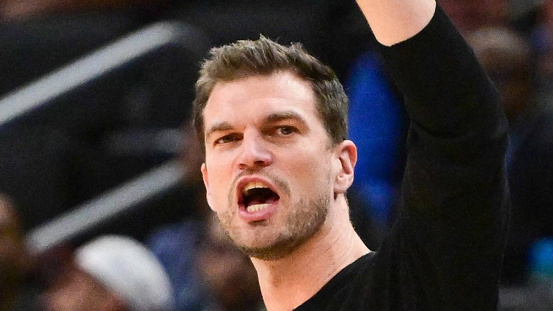 Oct 14, 2026; Milwaukee, Wisconsin, USA;  Chicago Bulls head coach Tiago Splitter calls a play in the third quarter against the Milwaukee Bucks at Fiserv Forum.  Mandatory Credit: Benny Sieu-Imagn Images,