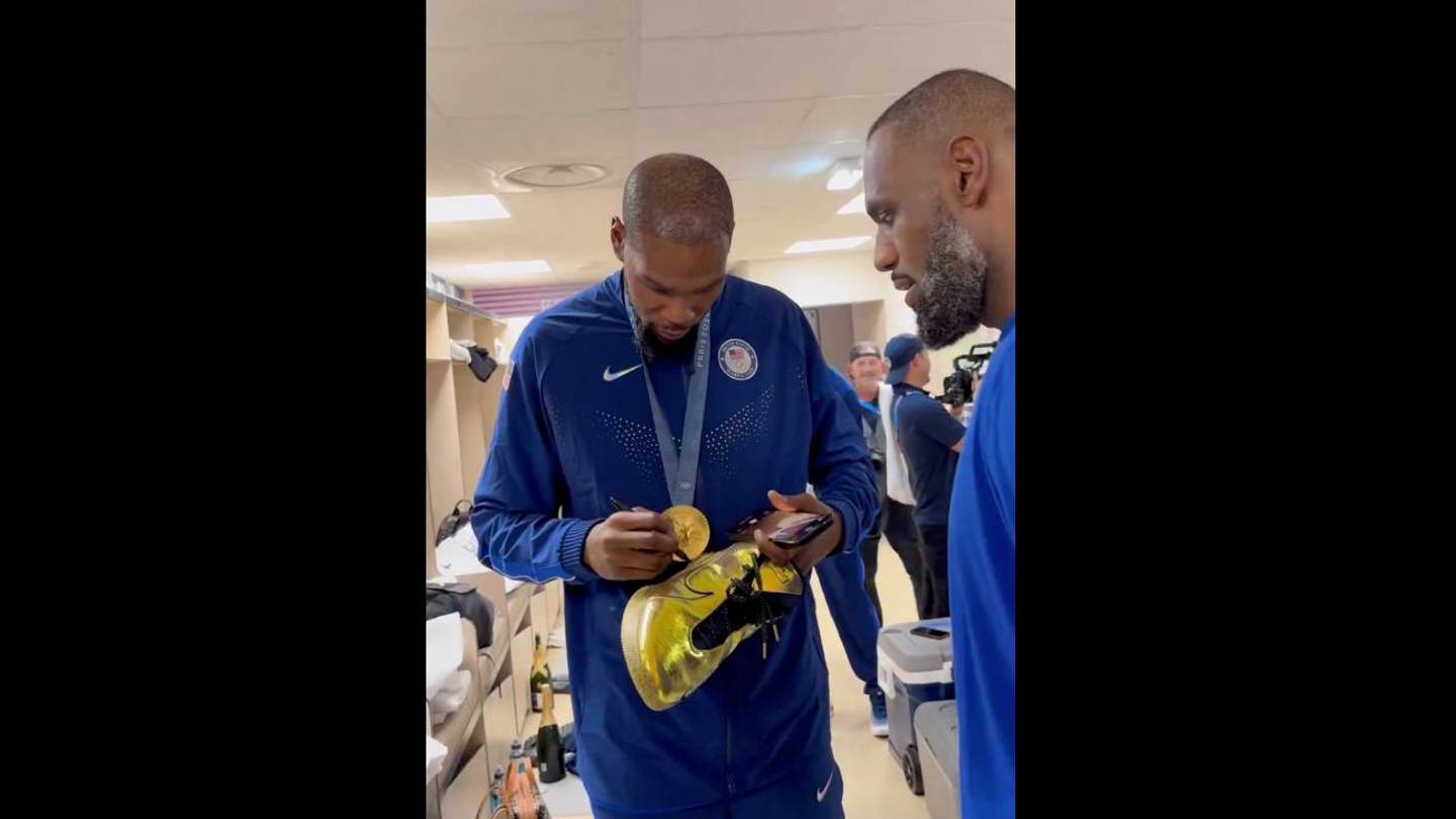 Team USA Men&rsquo;s Basketball Team Signing Autographs for Each Other Was So Special
