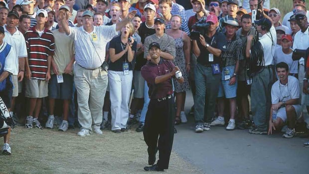 Tiger Woods watches a shot at the 2000 PGA Championship.