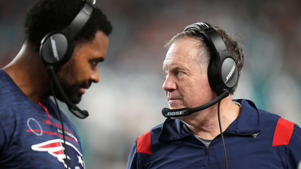 mayo-belichick-patriots-headsets