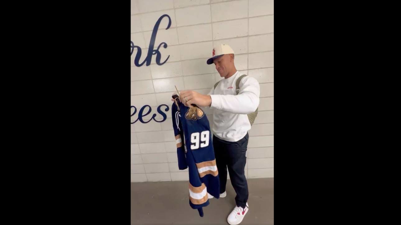 Yankees Aaron Judge, Anthony Rizzo donated incredibly cute hockey jerseys in honor of their Wiener dogs