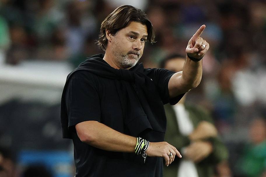 Mauricio Pochettino pointing.
