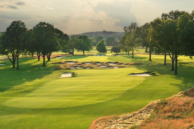 The par-5 4th hole with the "Great Hazard" in the middle of the fairway. 