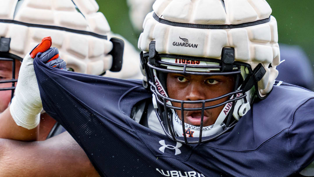 Auburn Tigers freshman offensive lineman DeAndre Carter