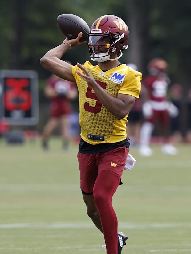 Washington Commanders quarterback Jayden Daniels (5).