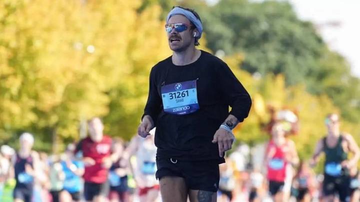 Harry Styles no solo corre maratones sino que lo hace con un gran tiempo. Harry Styles no solo corre maratones sino que lo hace con un gran tiempo.