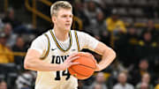Iowa Hawkeyes guard Bennett Stirtz