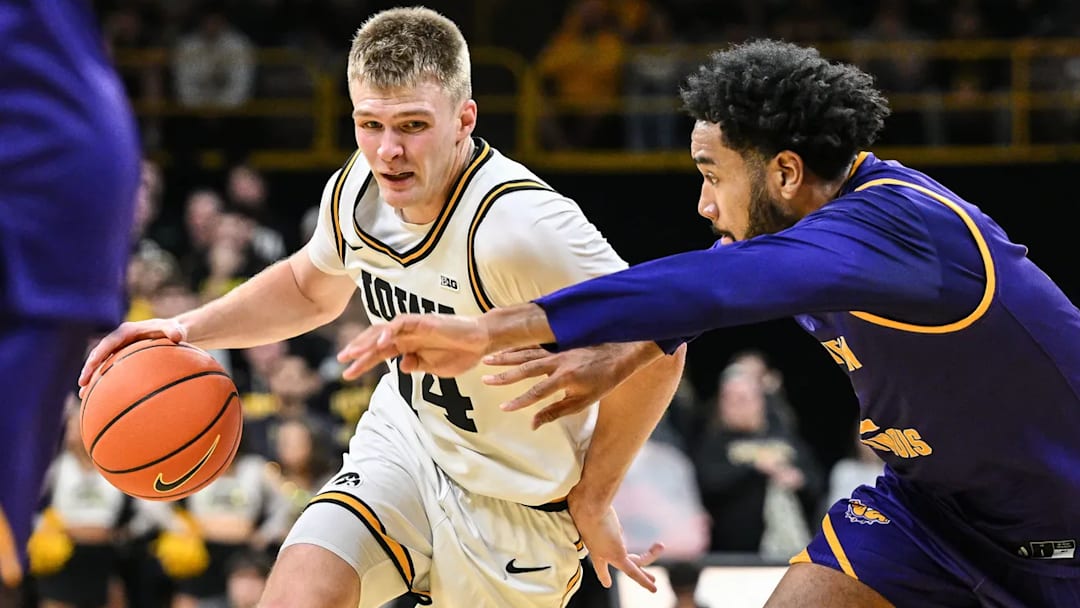 Iowa Hawkeyes guard Bennett Stirtz