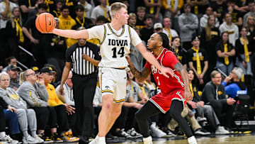 Iowa Hawkeyes guard Bennett Stirtz