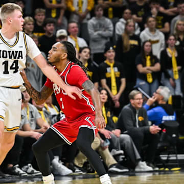 Iowa Hawkeyes guard Bennett Stirtz