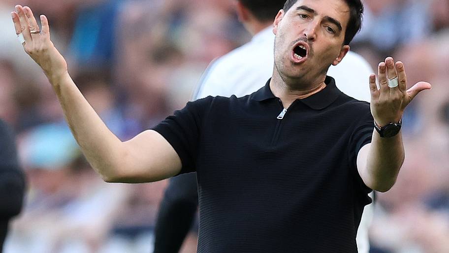 Andoni Iraola waving his arms around.