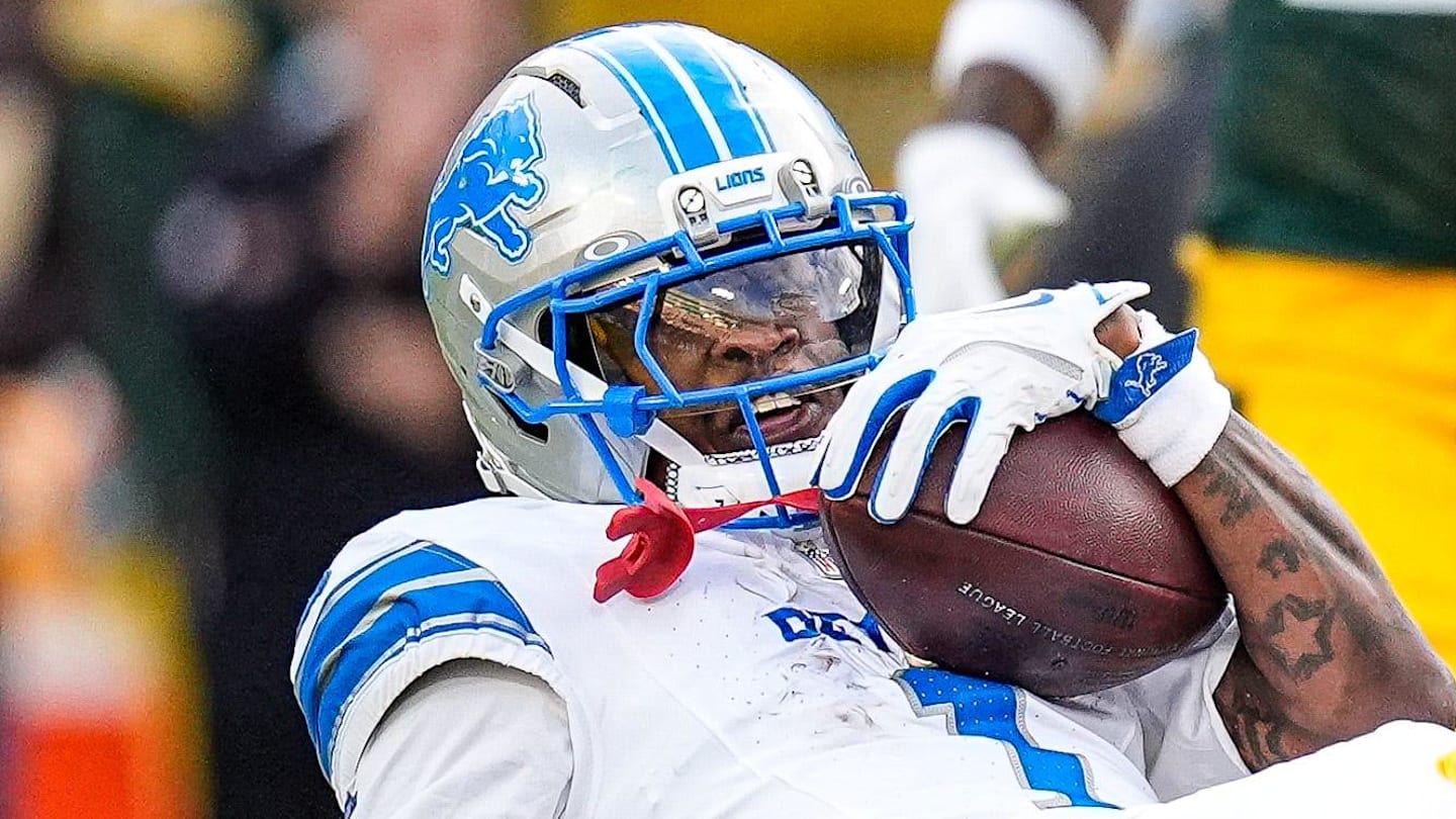 Grades: Packers Pummel Detroit Lions in Lackluster Effort