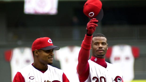 Ken Griffey Jr. salutes the crowd with Barry Larkin as he takes the field for the first introduction as a Cincinnati Red