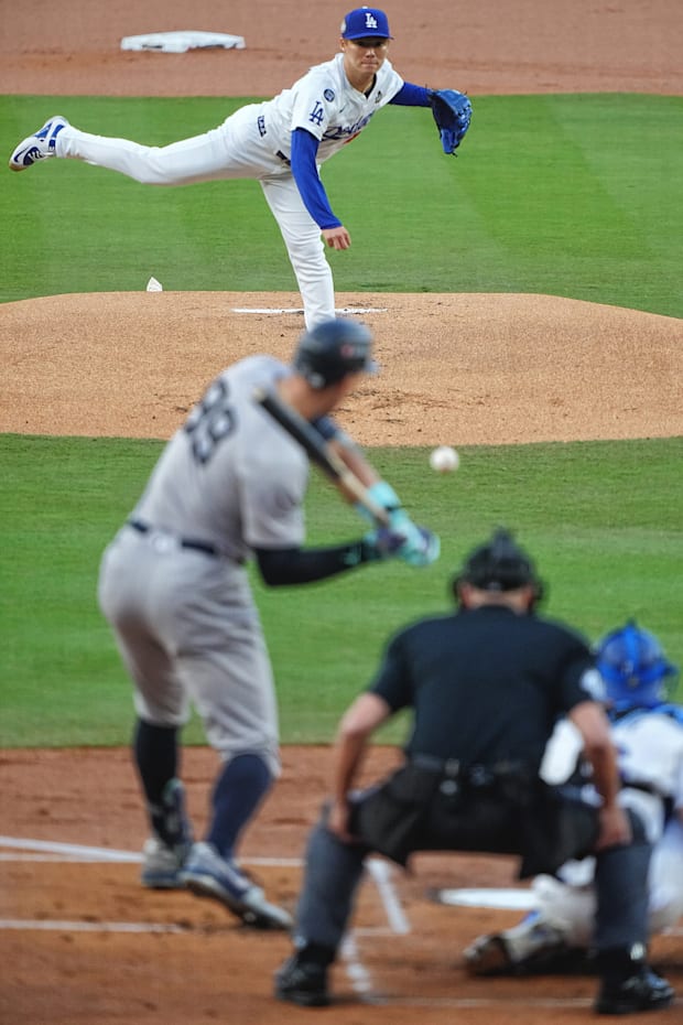 Yoshinobu Yamamoto pitching to Aaron Judge.