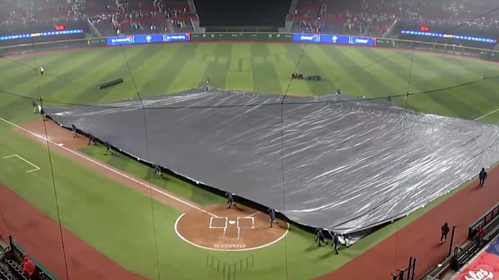 El diamante del estadio Alfredo Harp Helú es cubierto con la lona cuando iniciaba la lluvia.