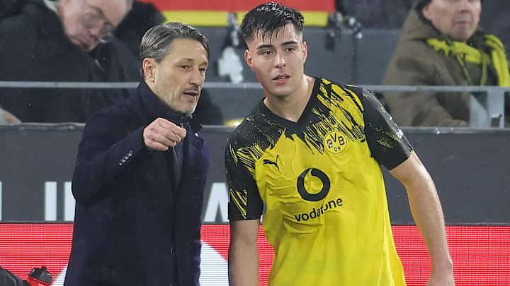 Aaron Anselmino im Austausch mit Niko Kovac