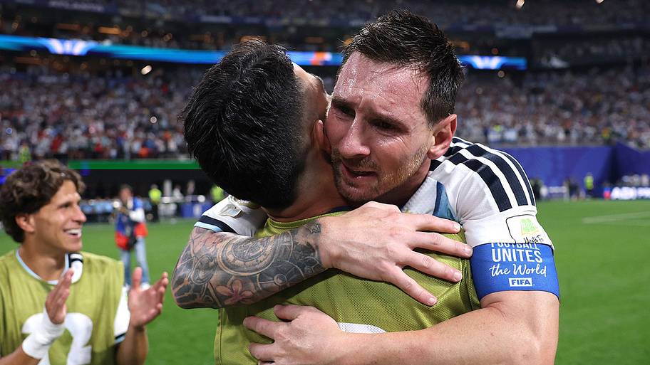 Lionel Messi embraces Argentina teammate after World Cup comeback to defeat Egypt, reach quarterfinals.