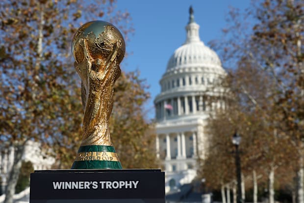 世界杯奖杯摆放在美国国会前 世界杯奖杯摆放在美国国会前