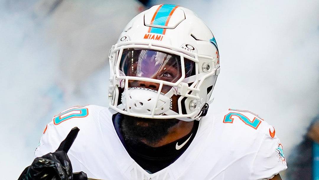 Miami Dolphins linebacker Jordyn Brooks